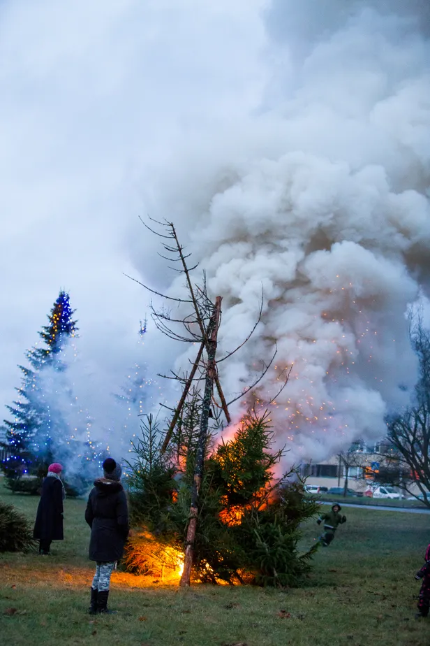 Kuused põletas vanarahvas ikka kolmekuningapäeval. Pärnumaal toimetati tänavu selle tava järgi ametlikult vaid Ares.