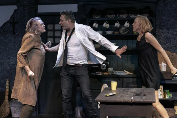 Magi (Liina Tennosaar), Pato (Ain Mäeots) ja Maureen (Ragne Pekarev) Vanemuise «Mägede iluduskuningannas».