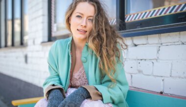 PILTUUDIS ⟩ Uue kallimaga seltskonnas? Henessi Schmidt ja ansambli Räpina Jack kitarrist väisasid koos filmi esilinastust