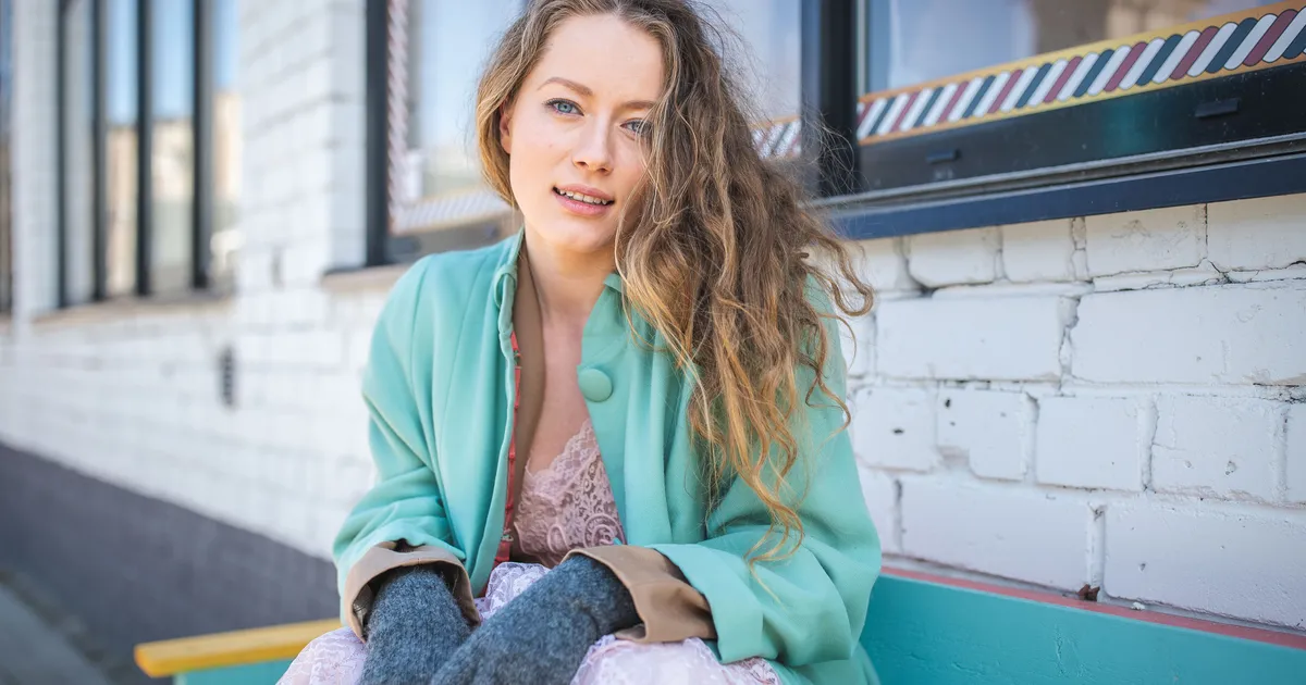 PILTUUDIS ⟩ Uue kallimaga seltskonnas? Henessi Schmidt ja ansambli Räpina Jack kitarrist väisasid koos filmi esilinastust