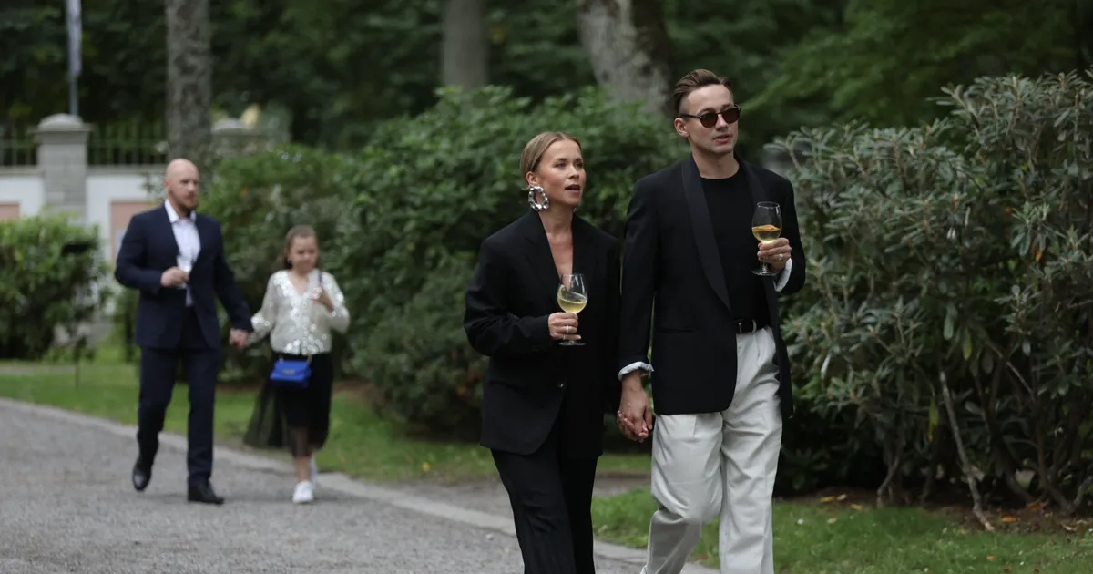 NUNNU KLÕPS ⟩ Nagu turteltuvid! Evelin Võigemasti toetas filmi esilinastusel noor kallim - Elu24