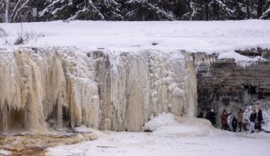 «Mõni minut ja kõik oleks võinud lõppeda teisiti!» Jägala joa juures pildistades läbi jää vajunud naine leidis tänu sotsiaalmeediale enda elupäästja