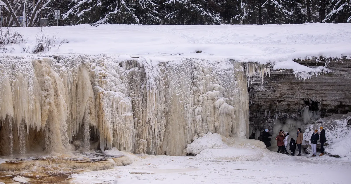 «Mõni minut ja kõik oleks võinud lõppeda teisiti!» Jägala joa juures pildistades läbi jää vajunud naine leidis tänu sotsiaalmeediale enda elupäästja