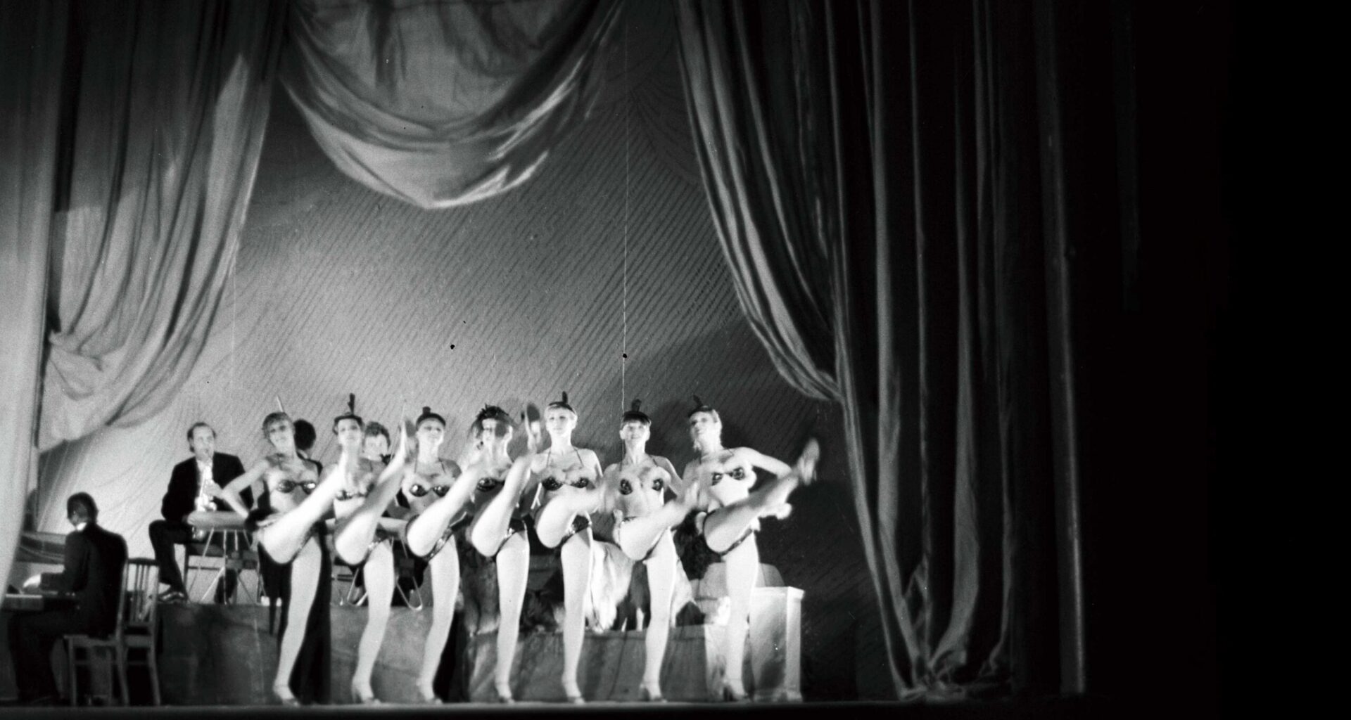 Pühakoja ja bordelli vahel - Müürileht