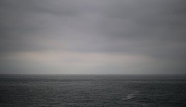 Suurbritannia rannikul jäi Atlandi põhjas kulgevate kaablite kohal ankrusse Vene laev, millel kästi lahkuda