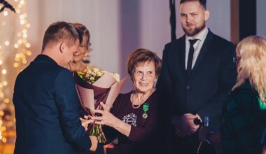 Kirglik rahvatantsujuht lubab endale teenetemärgi puhul midagi magusat