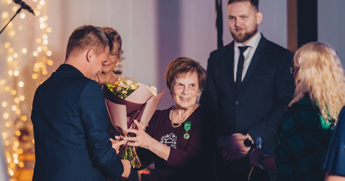 Kirglik rahvatantsujuht lubab endale teenetemärgi puhul midagi magusat