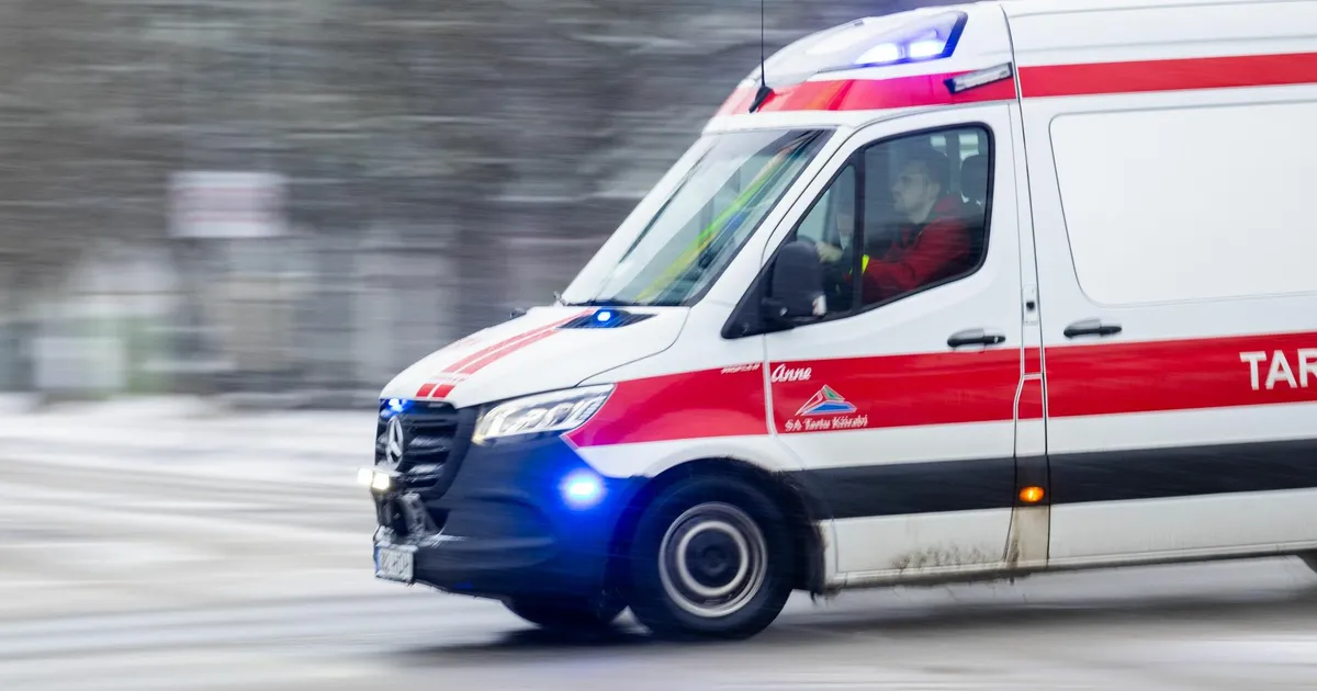 Sõiduteel istunud mees sai autolt löögi - Lõuna-Eesti Postimees