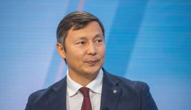 FOTO ⟩ «Teeb Peep Taimlat» Mihhail Kõlvart üllatas riigikogu istungite pausilt naastes uue välimusega