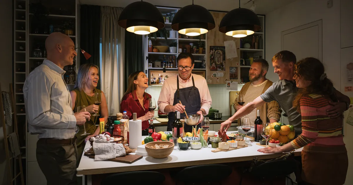 ARVUSTUS ⟩ Uus Eesti suhtekomöödia: pane telefon lauale, las me loeme su sõnumeid! - Postimees