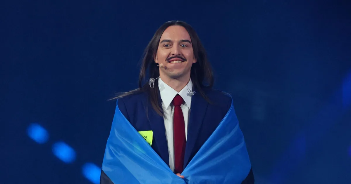 VIDEO ⟩ «Ta hirmutab mind...» Tommy Cash püüdis Pariisi moenädalal pilke