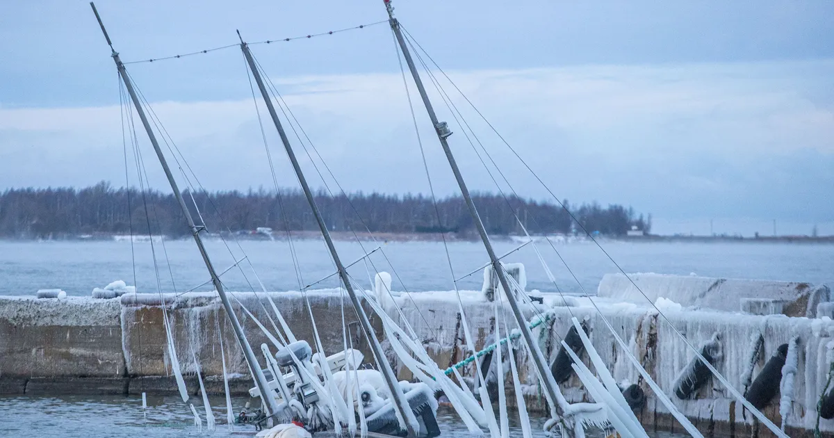 GALERII ⟩ Lennusadamas seisnud õppelaev vajus põhja - Postimees