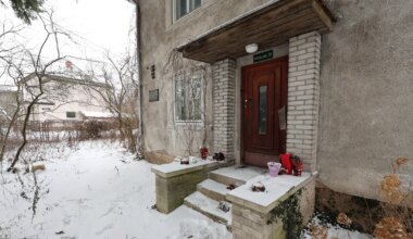 Vabadusvõitleja Mart-Olav Nikluse kodumaja trepp täitus lilledega - Tartu Postimees