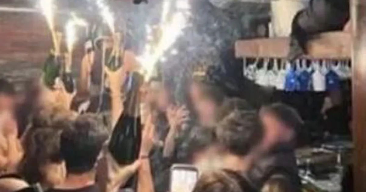 Šveitsi võimude hinnangul süttis ööklubi lagi pudelitesse pistetud nn tordivulkaanidest - Maailm - Postimees.ee