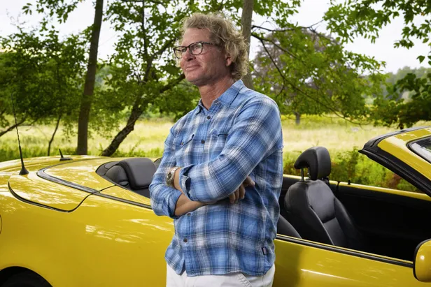 Ja abikaasa oma: kuuekäiguline 2008. aasta kanaarilinnukollane Saab 93 katuselangetaja.