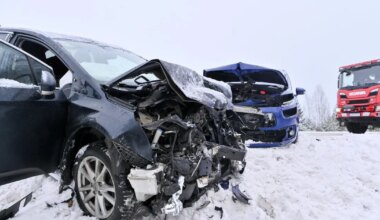 GALERII Rihkama külas põrkasid kokku kaks autot. Kannatanud viidi haiglasse, nende seas lapsed - Sakala