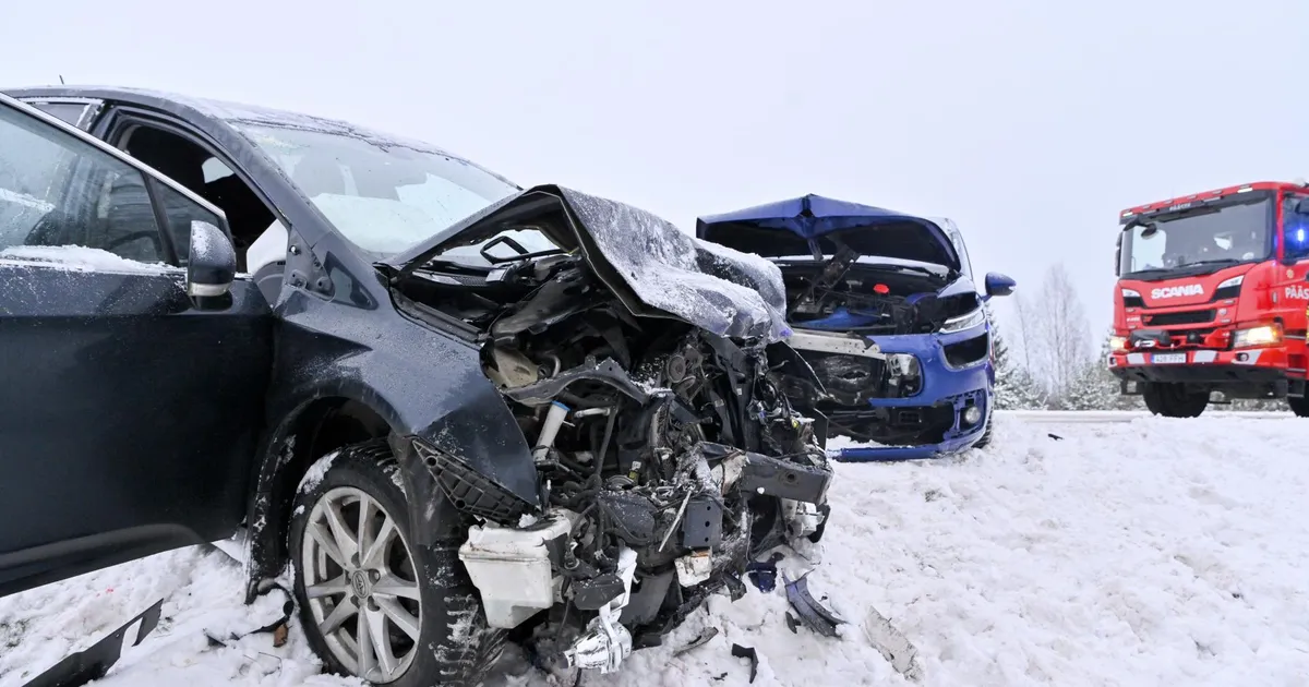 GALERII Rihkama külas põrkasid kokku kaks autot. Kannatanud viidi haiglasse, nende seas lapsed - Sakala