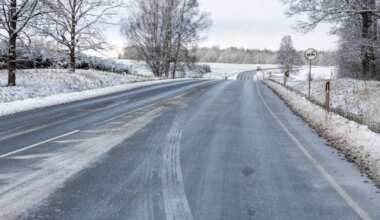 Kogu Eestile anti jäävihmahoiatus, teedel on jäiteoht