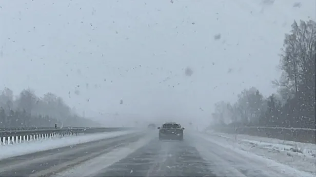 Lisaks libedusele on maanteedel tugev tuisk.