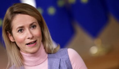 FOTO ⟩ «Tavaliselt kõik nii läbimõeldud, kuid mis nüüd?» Kaja Kallas tõmbas Pariisis toimunud kohtumisel pilke oma riietusega