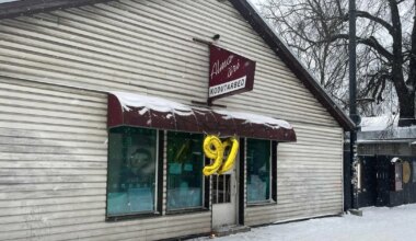 Presidendilt teenetemärgi saanud Kalamaja poepidaja Alma Sooäär peab 90. sünnipäeva: legendaarne naine