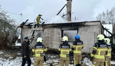 GALERII ⟩ Põlenud elumaja süttis uuesti