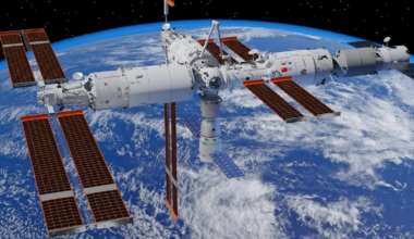 RASESTUMINE KOSMOSES ⟩ Hiina kosmosejaamas viljastatud reisija naases ja sünnitas mitmikud