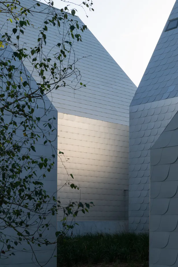 Vajaliku hulga alumiiniumplaatide paigaldus fassaadile oli aeganõudev.