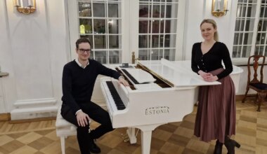 Sopran Karis Trass laulab Tubina saalis «Lõvipruuti». Lauljatee eest tänab ta Tartu vanavanemaid akadeemik Hans Trassi ja näitleja Raine Lood