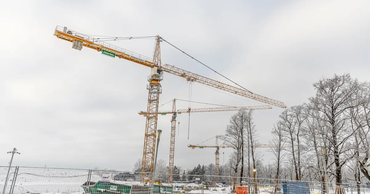 PILDID ⟩ Hotelli ehitusel kõrguvad kollased kraanad jäävad paika kuudeks