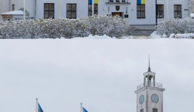 Uus linnavõim eemaldas Viljandi raekojalt Ukraina lipud. Endiste linnajuhtide meelest on see tegu häbiväärne