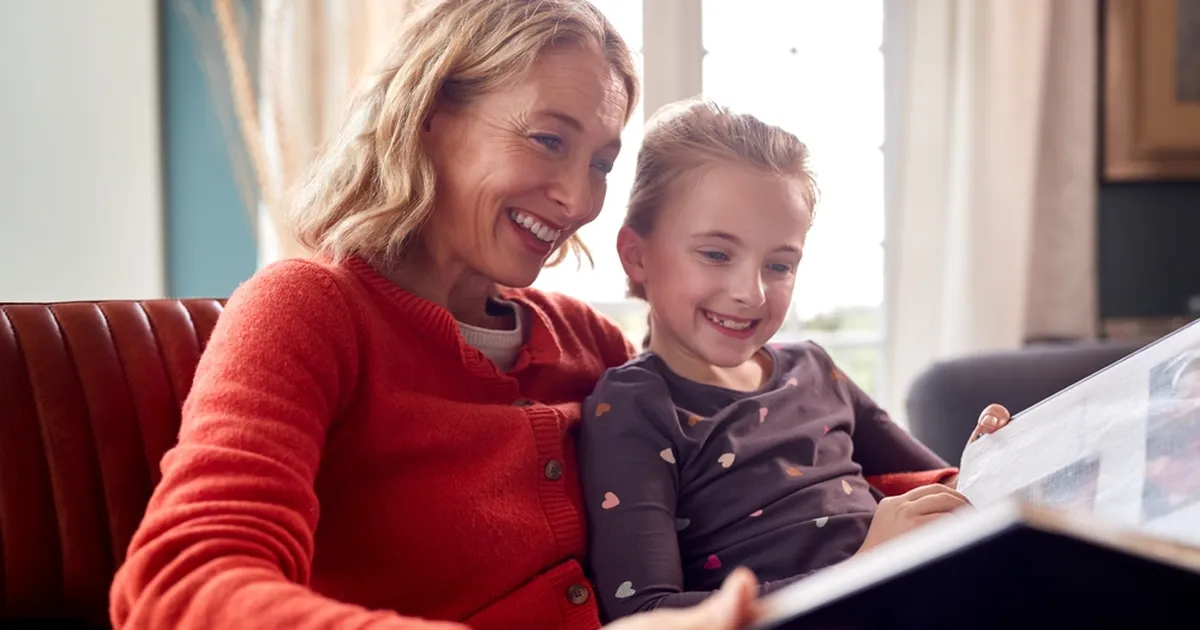 VIDEO ⟩ Ema nooruspõlve pilti näinud tütre reaktsioon naerutab netirahvast