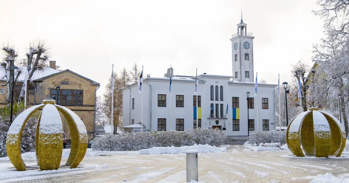 NÄDALA LIPUD ⟩ ... korjati raekoja seinalt ära