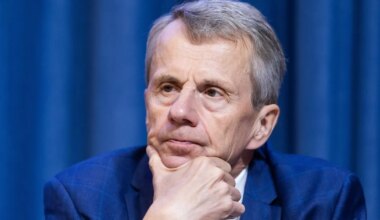 JÜRGEN LIGI ⟩ Sinikollane oma lipu kõrval on Euroopas märk toetusest vabadusele