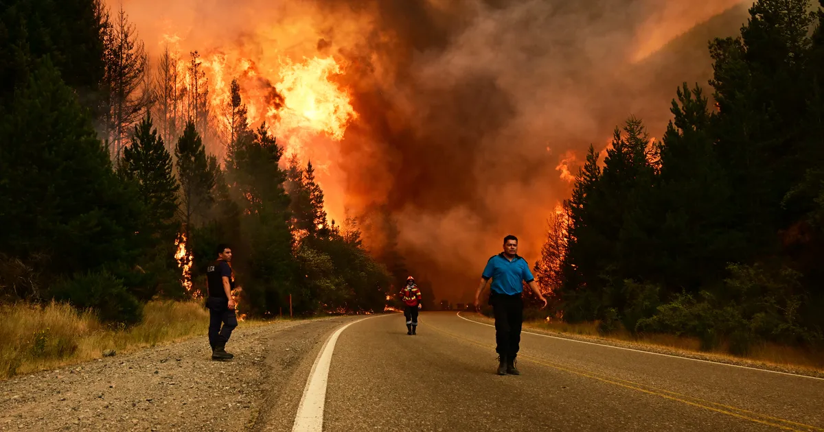 VIDEO ⟩ Argentinas tuhandeid turiste evakueerima sundinud maastikupõleng levib kontrollimatult