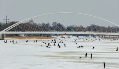 GALERII ⟩ Tugevast tuulest ja külmast hoolimata oli Pärnu jõel sadu kalamehi