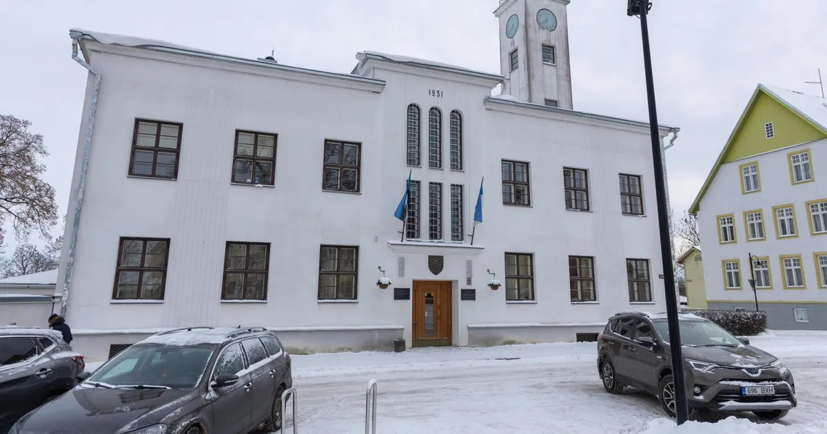 Viljandi endised linnapead nõuavad Ukraina lippude tagasitoomist raekojale