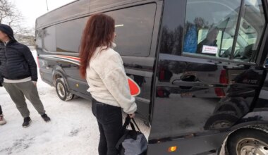 PILDID ⟩ Ajateenijad, nende seas ka üks neiu, kogunesid Paides teenistuskohta sõitmiseks - Järva Teataja