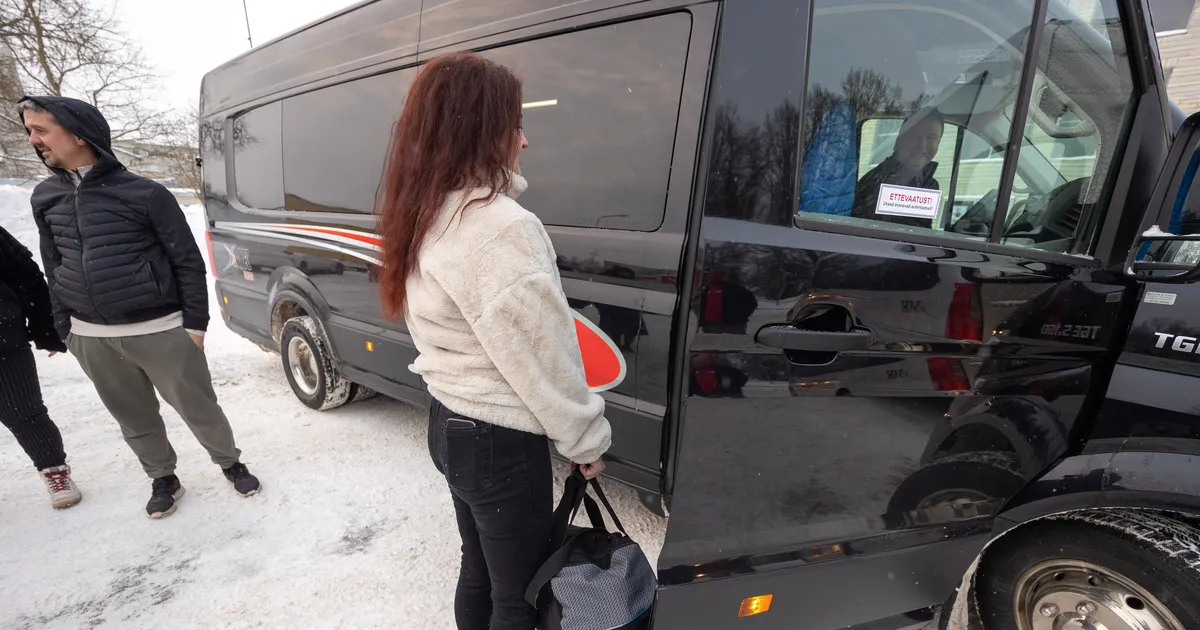 PILDID ⟩ Ajateenijad, nende seas ka üks neiu, kogunesid Paides teenistuskohta sõitmiseks - Järva Teataja