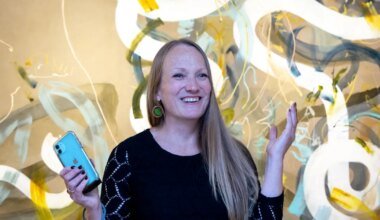 GALERII ⟩ Kunstnike majas näituse avanud Johanna Sipiläle on maalimine sama nagu lindudele laulmine