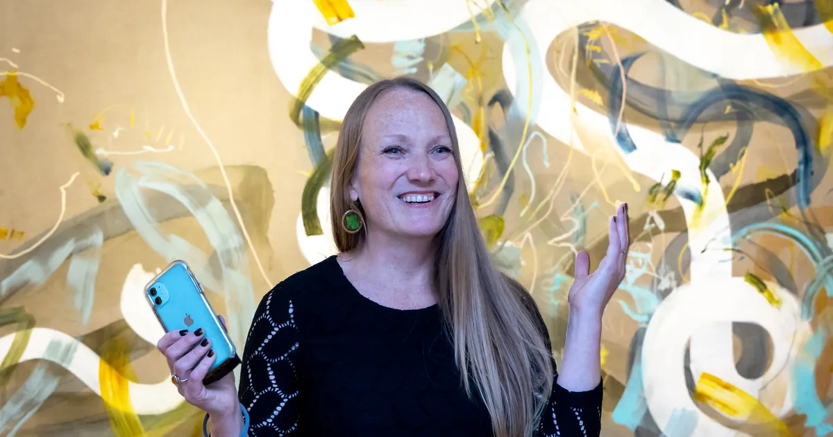 GALERII ⟩ Kunstnike majas näituse avanud Johanna Sipiläle on maalimine sama nagu lindudele laulmine