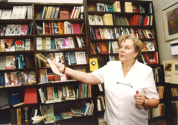 2001. aasta juulis näitas Epp Treufeldt ajakirjanikele viimast korda antikvariaati, sest oli juba otsustanud selle sulgeda.