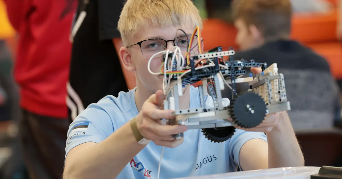 GALERII ⟩ «Tuleb loota, et robotil mitte ükski sensor ei anna alla». Käib suur robootikafestival