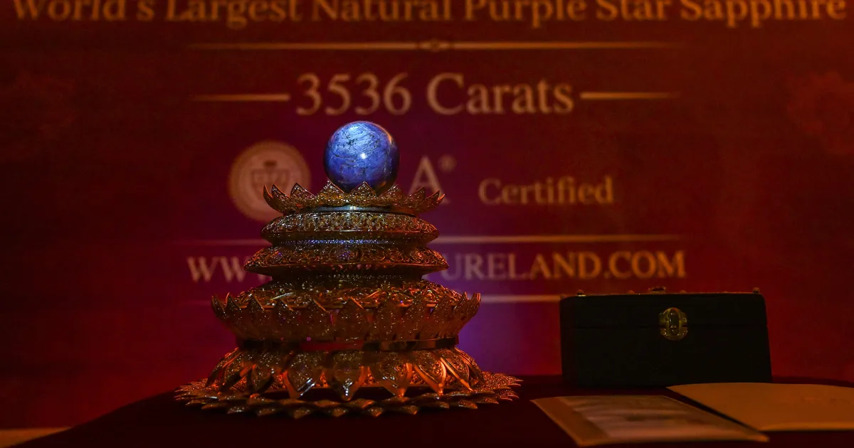 VIDEO ⟩ Sri Lankal toodi avalikkuse ette 300 miljonit dollarit väärt rekordsafiir