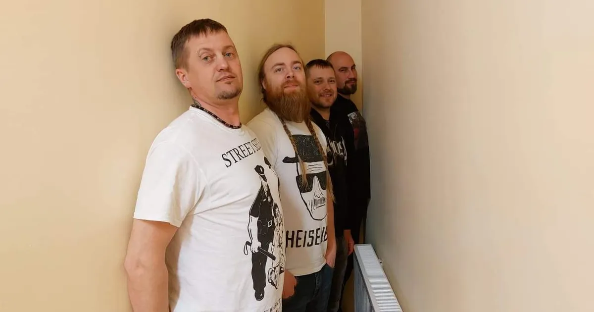 PUNGISKANDAAL EESTIS ⟩ Punkansambli ninamees ähvardas noori punkareid peksu ja pipragaasiga