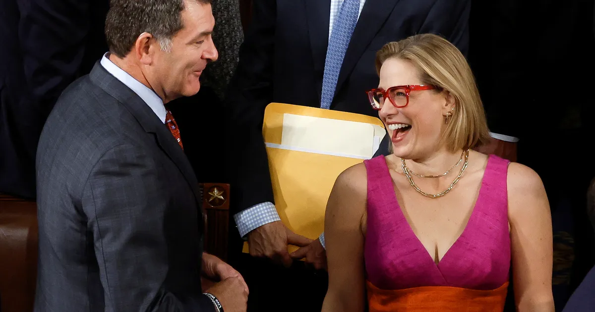 KARM VÄIDE ⟩ Alluvale seksikaid fotosid saatnud endine USA senaator hävitas pikaaegse abielu