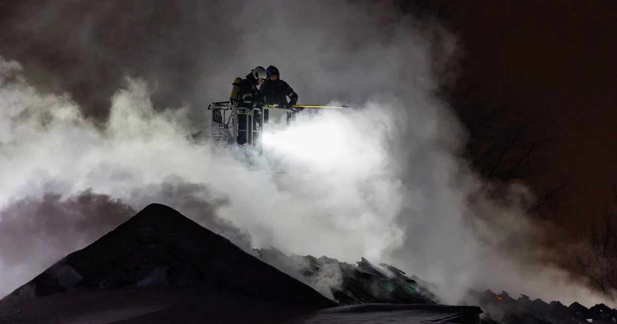 FOTOD ⟩ Kadaka teel põles lahtise leegiga laohoone - Postimees