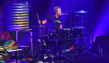 Suri Austraalia kultusbändi Midnight Oil asutajaliige ja trummar