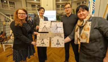 GALERII ⟩ Tartumaa suurimad heategijad said oma panuse eest käsitsi meisterdatud seinakellad