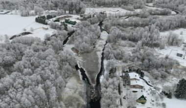 GALERII ⟩ Üle kallaste tõusnud Põltsamaa jõgi hakkas jää raginal taanduma, kuid oht pole möödas